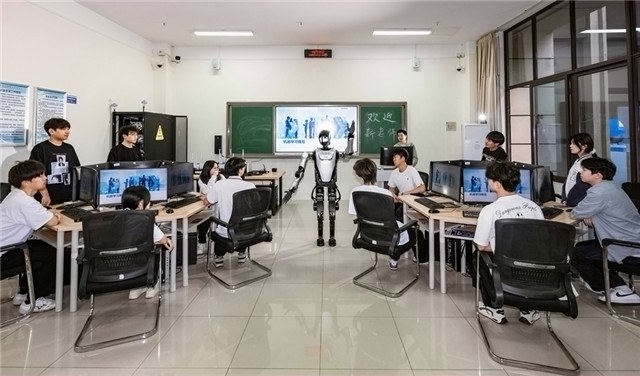 永川：“AI智教授”走进高校课堂