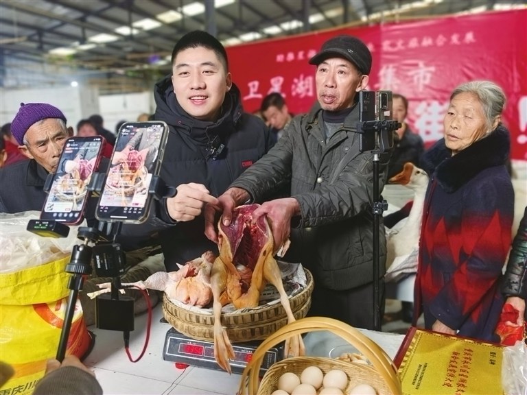 永川:线上集市开街了 直播助农过新年