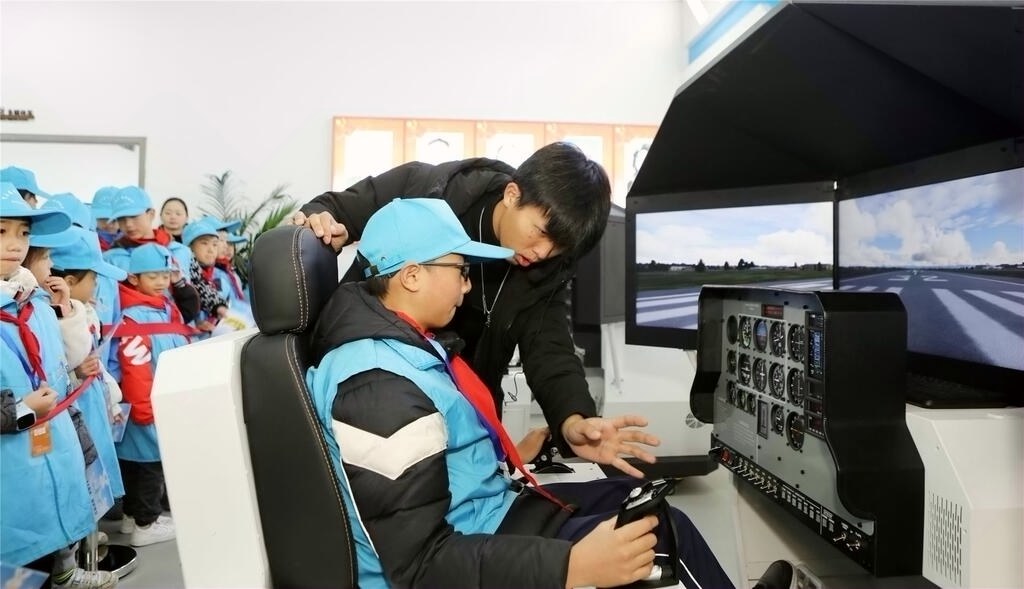 川渝两地青少年携手“飞上蓝天” 共逐低空梦想