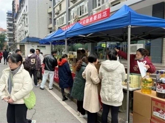 重医附属永川医院成功开展“桥头农品进院区”消费帮扶展销