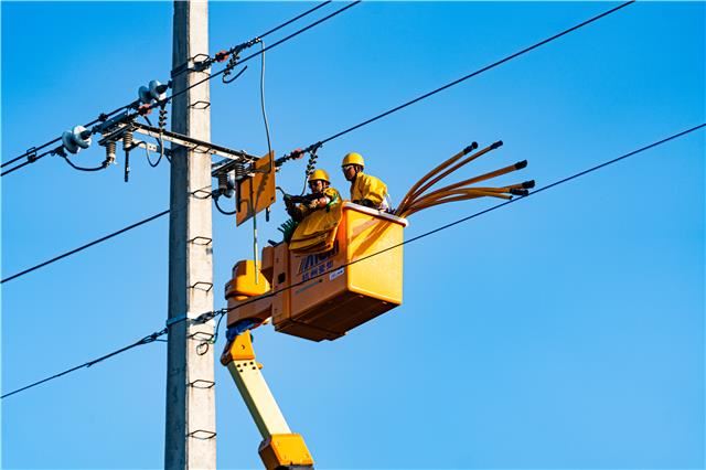 国网永川供电公司：带电作业抗高温  保电一线显担当