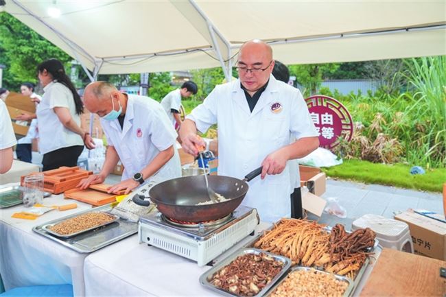 永川夜市飘起“中药香”