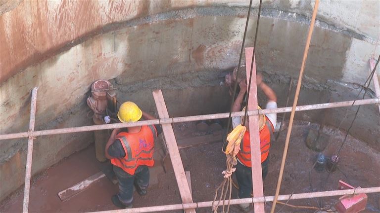 地下管网施工不停歇建设者绘就节日“奋斗图”