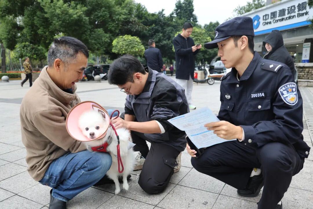 永川公安开展文明养犬宣传及犬只登记办证活动
