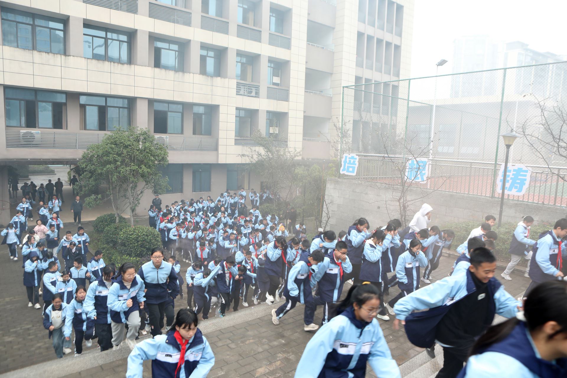 凤凰湖中学:消防应急疏散演练筑牢校园安全屏障