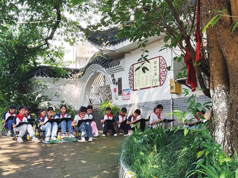 画笔绘沧桑童心护古树