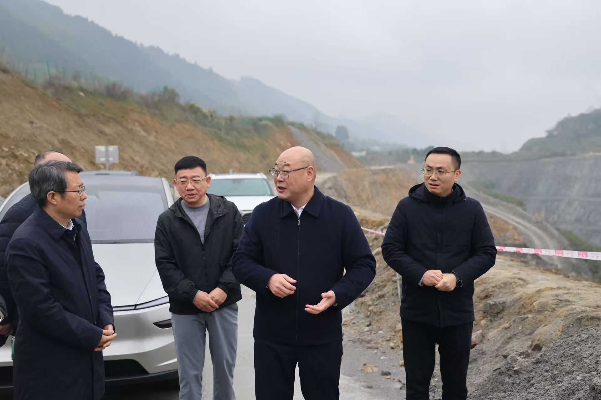 许宏球在调研全区矿产资源开发利用情况时强调坚持生态优先绿色发展在高水平保护中促进矿产资源高质量开发利用