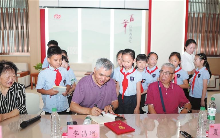 学长领航薪火相传北京大学教授李昌珂学长重返母校红旗小学