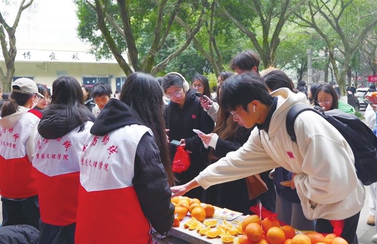 “橘”力相助爱心助农重庆文理学院志愿者助力残疾果农解销售难题