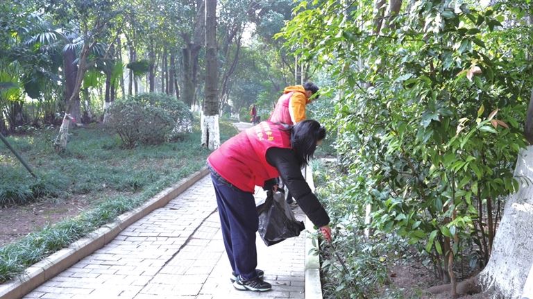 红河路社区:开展创文宣传与环境整治