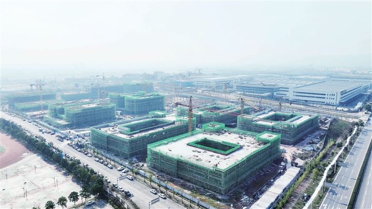 重庆智能工程职业学院西部集成电路与工业软件创新港主体结构封顶