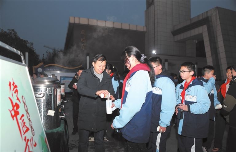 凤凰湖中学“中医养生热茶”呵护学生健康成长