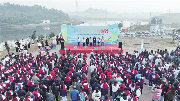 让体育之光点亮每个孩子的成长之路——兴龙湖中学体育教育工作纪实