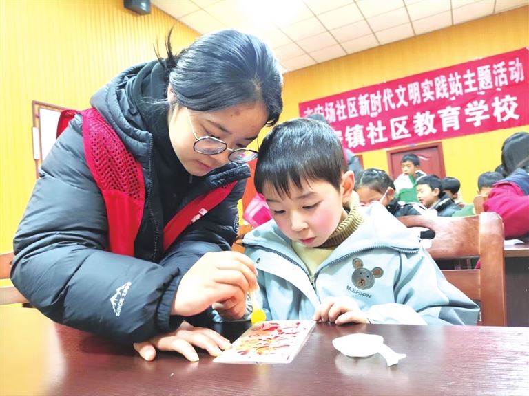 吉安场社区首期假期托管班结业大学生志愿者返乡服务孩子假期收获满满