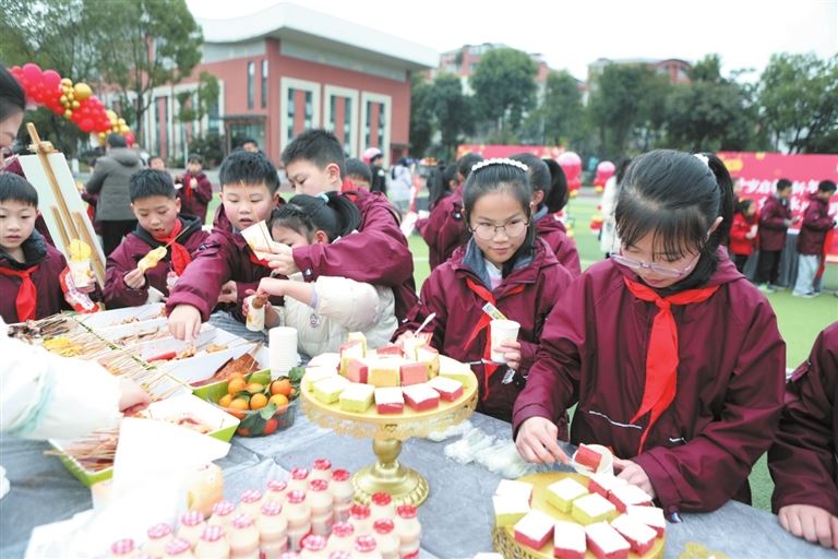汇龙小学:十岁启新新年同庆