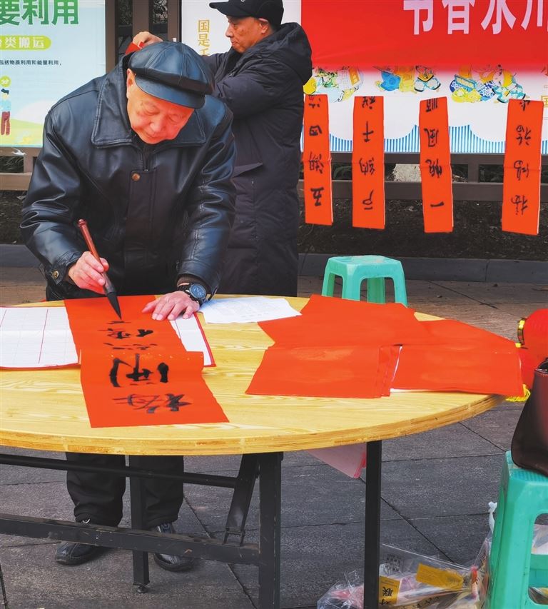 红炉镇:墨香送福迎新春