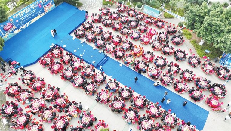 青峰镇:浓情百家宴和谐邻里情