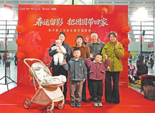 党报记者一线蹲点｜春运路上你我他留个影，把团圆带回家