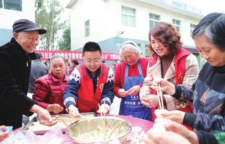 温情佳节聚邻里巧手包饺暖人心