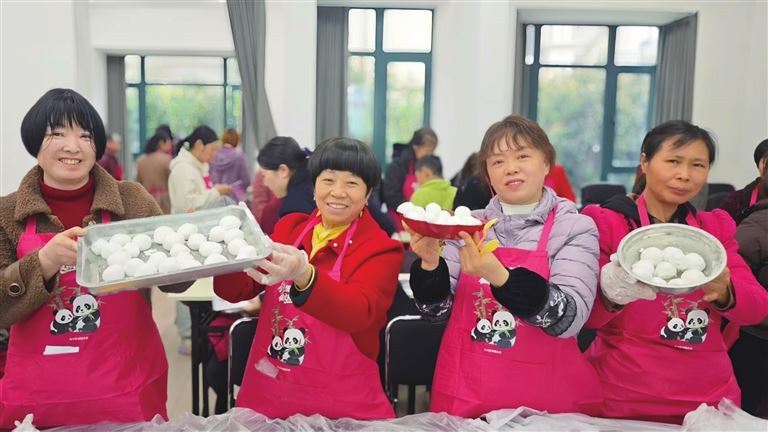 玉清社区“暖心元宵”送给最美劳动者