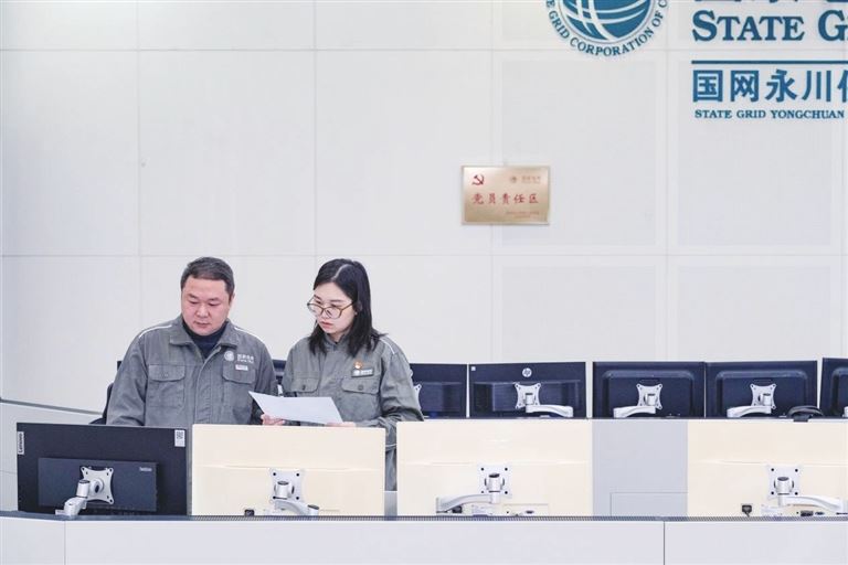 屏前守光明初心护团圆