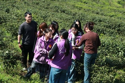 重庆城市科技学院建筑与土木工程学院前往双石社区脚盆井村开展“砼心共筑·和美乡村”助农志愿活动