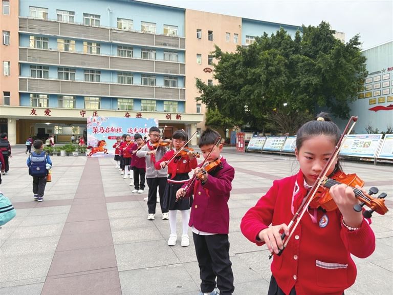 凤凰湖小学：乐声迎学子细节见温情