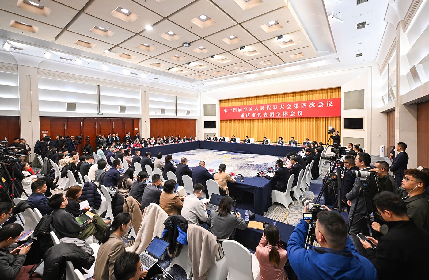 重庆代表团举行开放团组会议袁家军胡衡华等回答记者提问王炯主持张轩参加