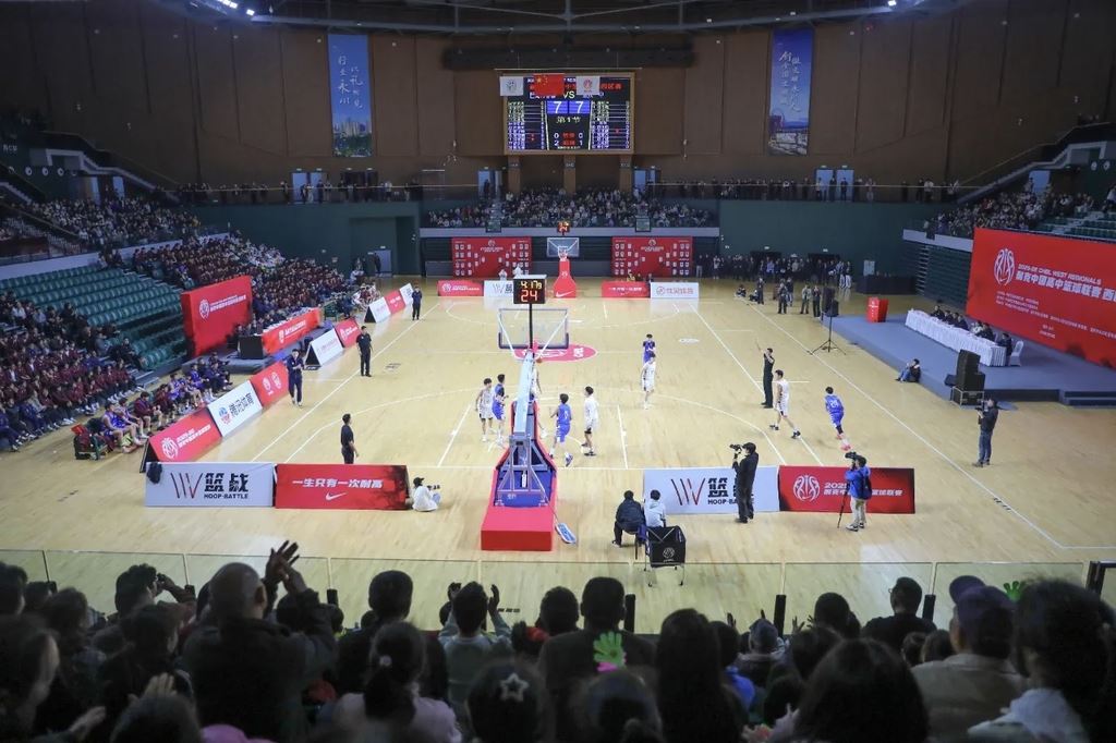 2025-2026耐克中国高中篮球联赛西区赛在永开赛满开杰宣布比赛开幕赵德明为比赛开球